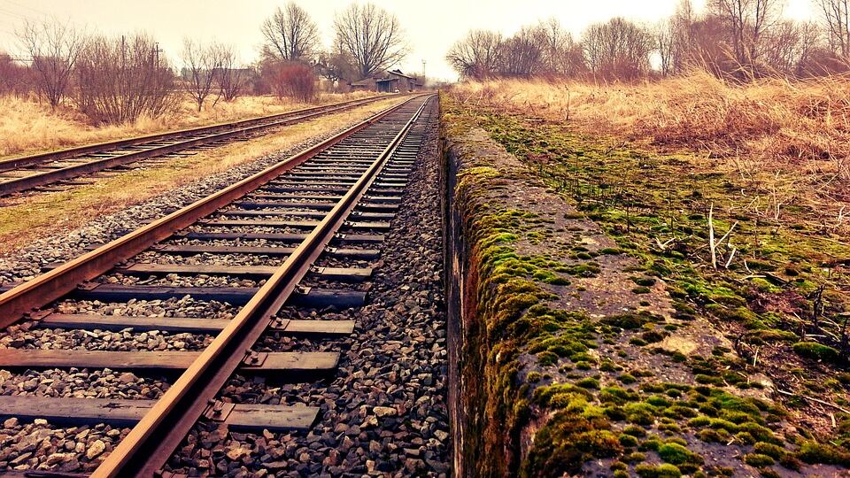 Senigallia, va sui binari e finge il suicidio per riconquistare la sua ex: 53enne denunciato