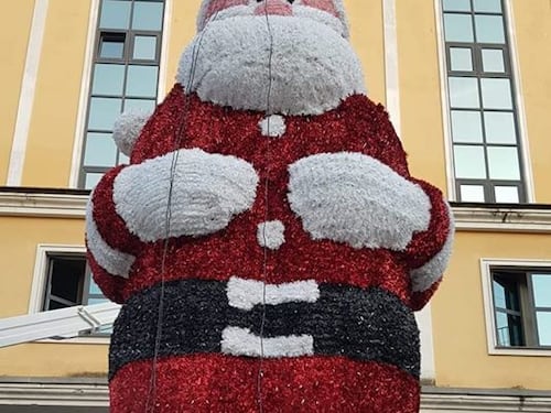 Le immagini del pupazzo di Babbo Natale bruciato