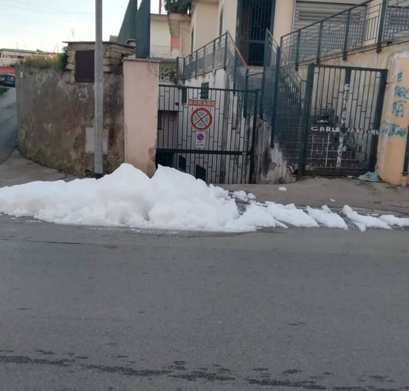 Schiuma bianca dai tombini di Acerra 4