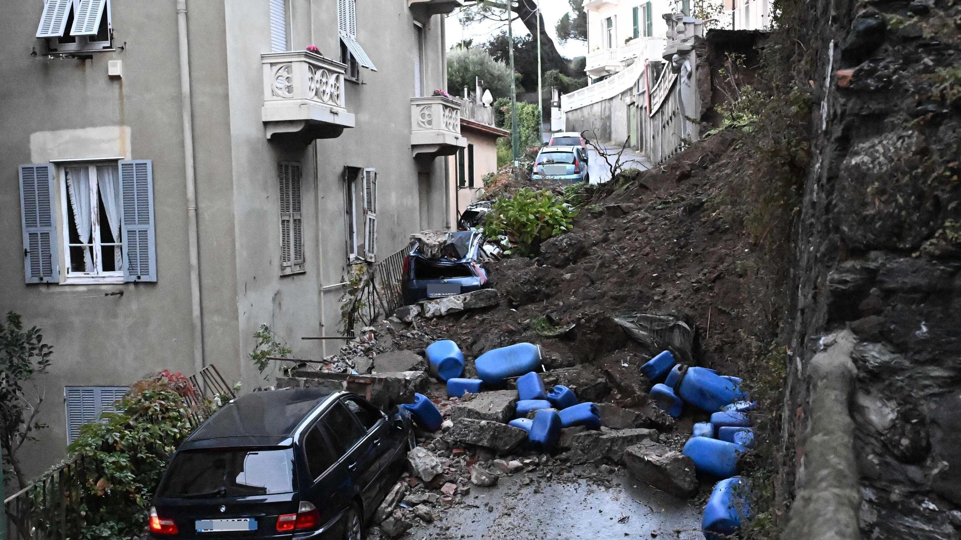 Sos maltempo a Genova: danni, crolli e paura per tre escursionisti