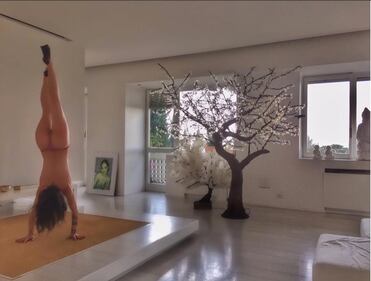 Naike Rivelli legge il giornale tutta nuda 8
