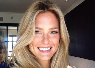 Bar Refaeli, sexy sposa per il migliore amico 7