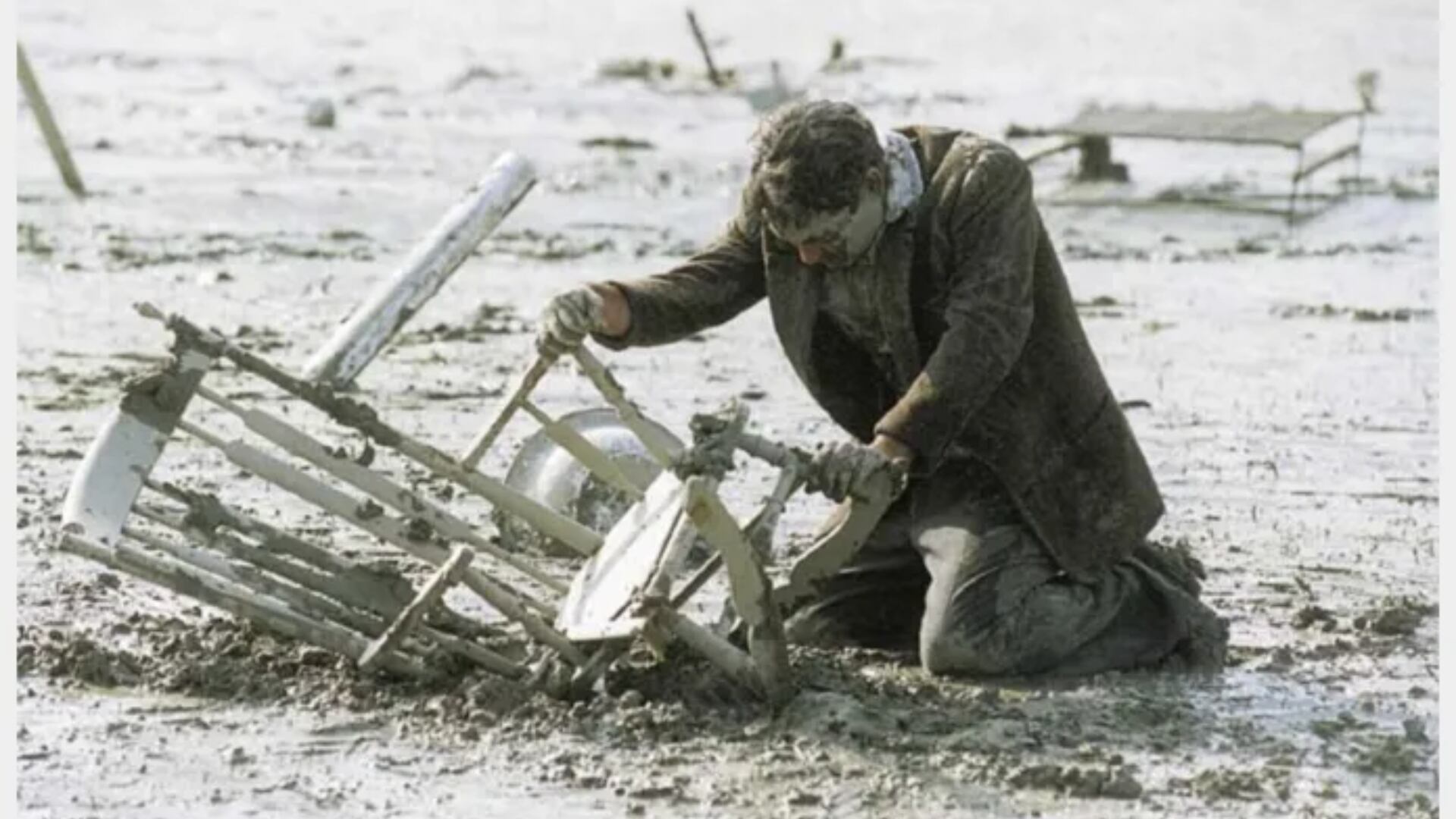 Un viaggio all'interno della memoria collettiva e nelle viscere industriali del disastro annunciato