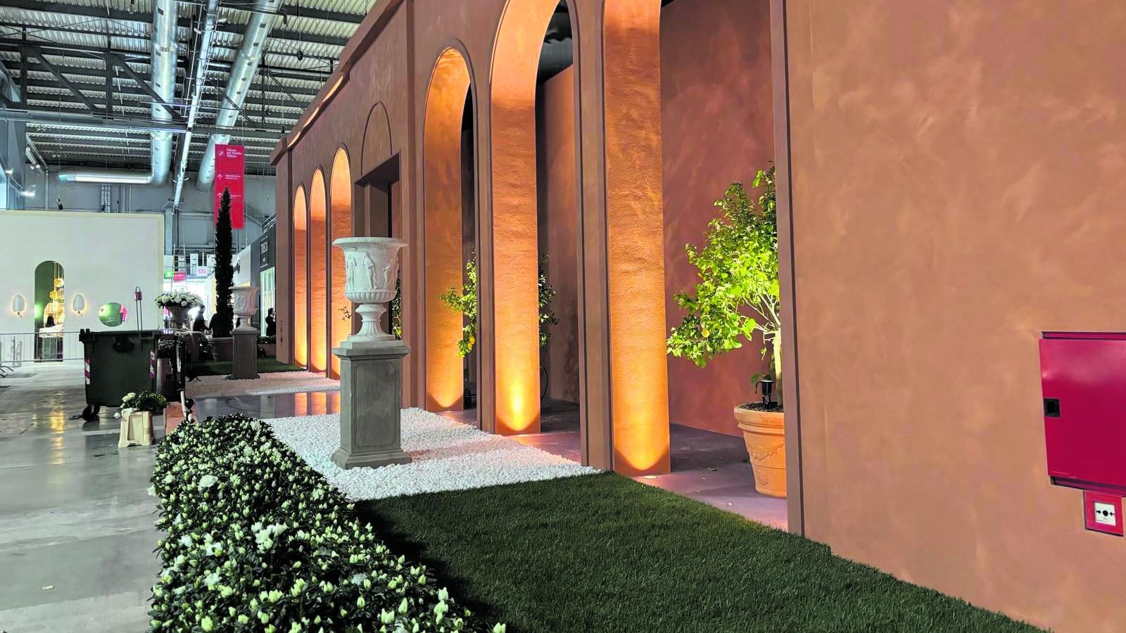 Milano è pronta ad accogliere nel suo "Salone" la carica dei 300mila. In fiera o "Fuori" è la festa del design