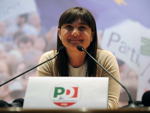 La Serracchiani fa la buonista a casa degli altri: "Maroni si prenda i profughi"