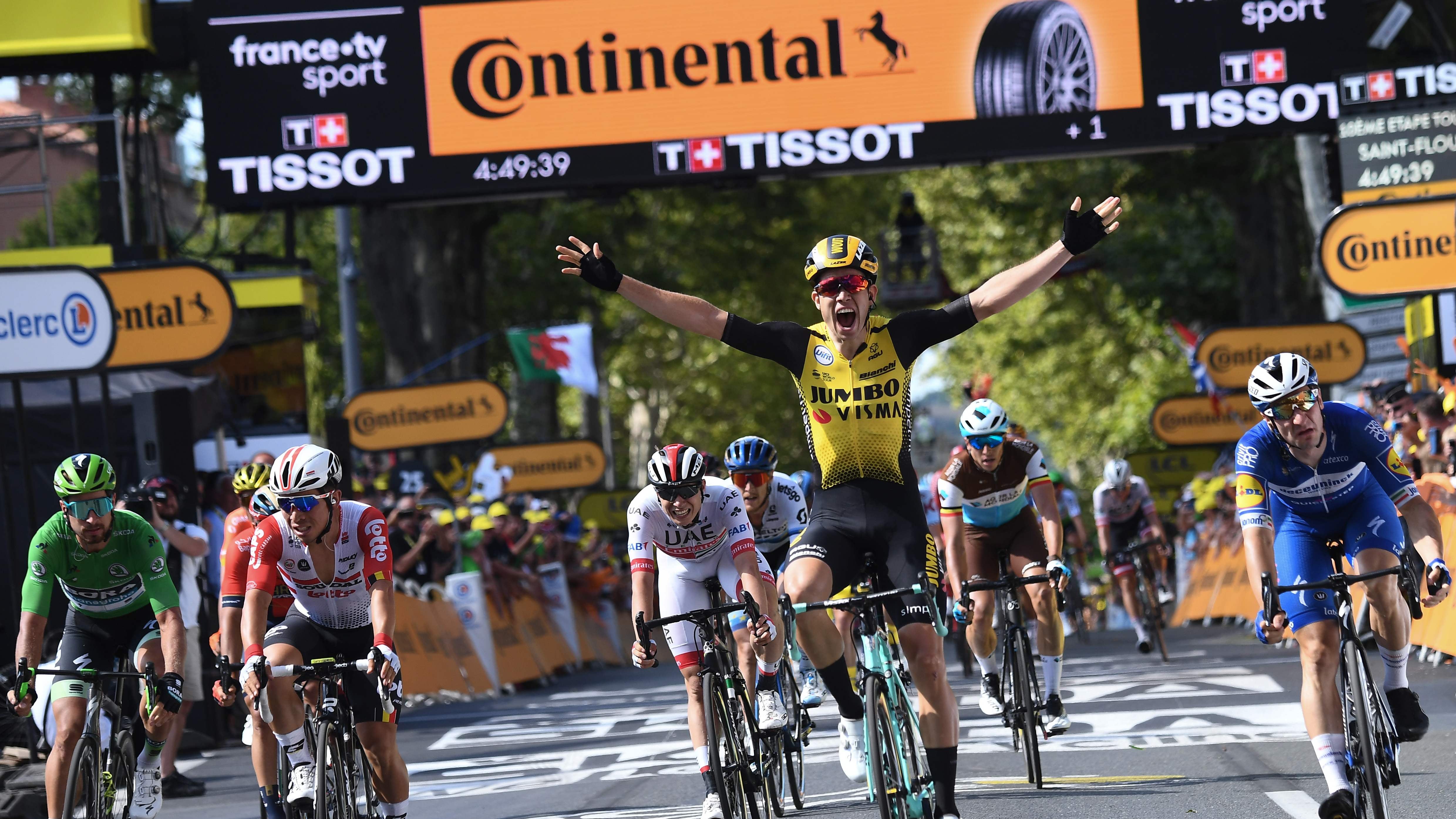Al Tour vince il vento e perde Viviani al fotofinish