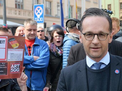 Germania, la folla caccia il ministro pro-immigrati dalla festa del primo maggio