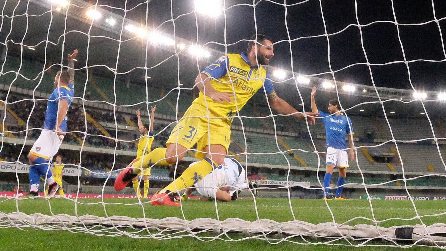 Chievo-Frosinone 5-1, ciociari infuriati, finiscono in 9