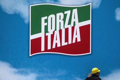Blitz delle forze dell'ordine: rimosso lo striscione "È colpo di Stato" 4