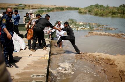 A sud di Mosul per gli iracheni la vita continua 17
