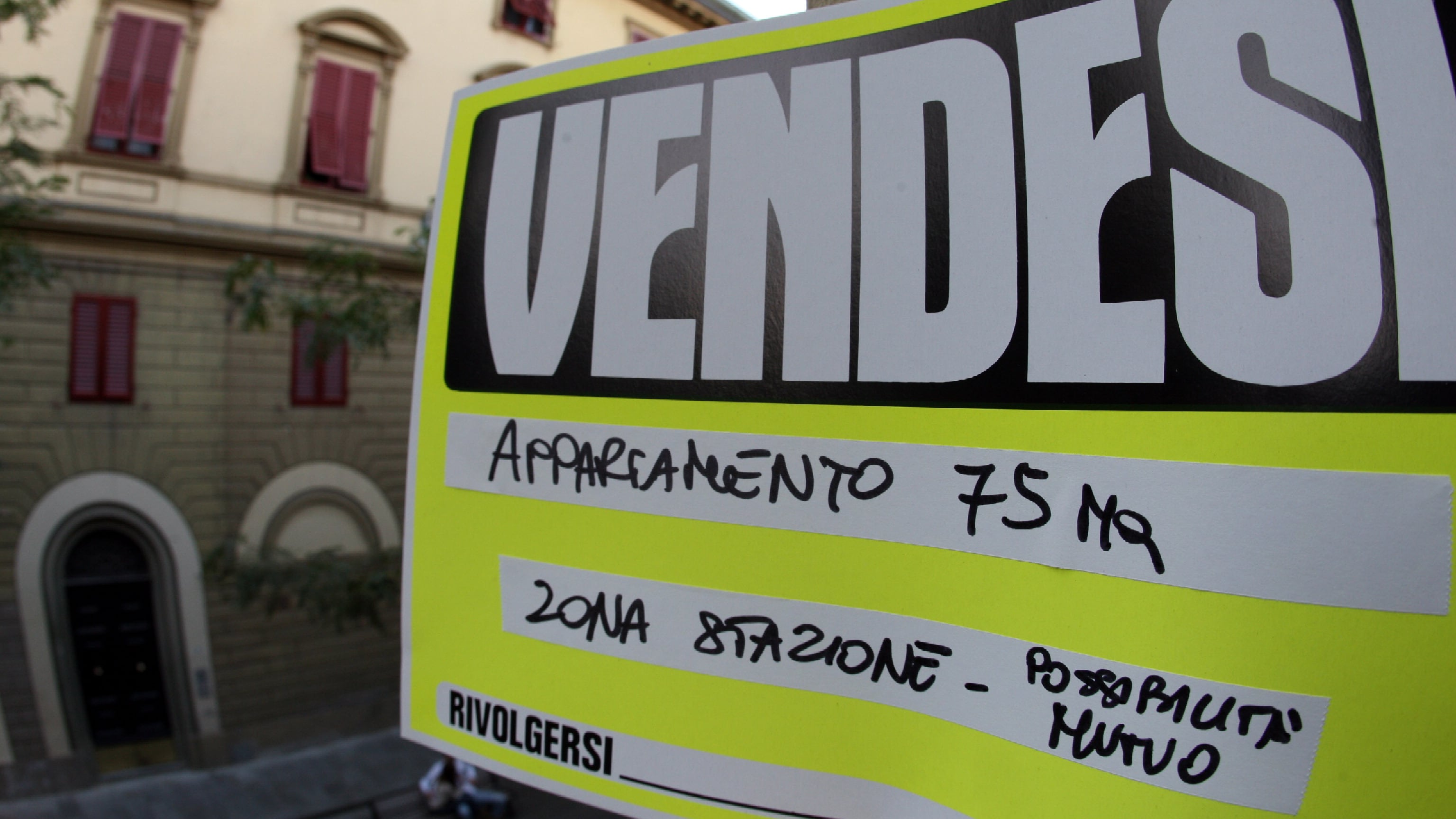 Casa messa all'asta dalla banca, disperato dà fuoco alla famiglia
