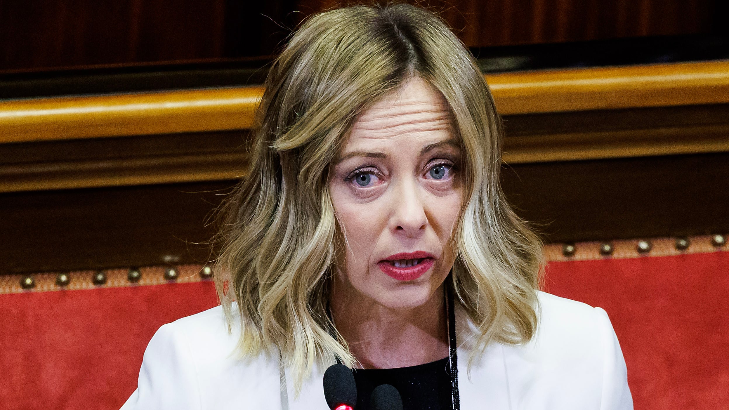 Whatsapp e telefonate. Prove di dialogo tra Meloni e Schlein. Poi l'ok bipartisan