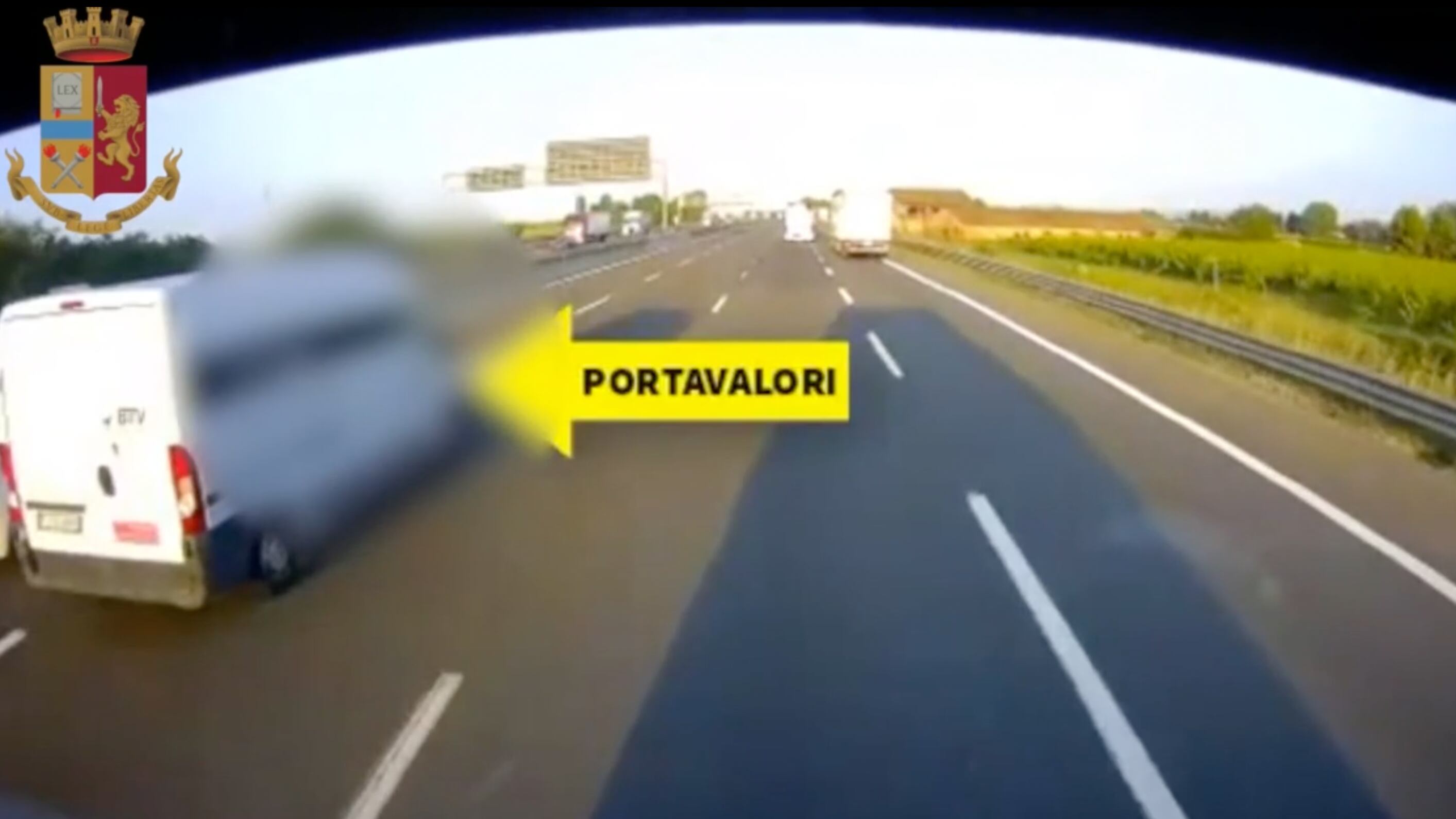 Gli spari in autostrada, poi le fiamme: l'assalto al portavalori