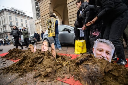 Centri sociali scaricano letame davanti alla Scala  6