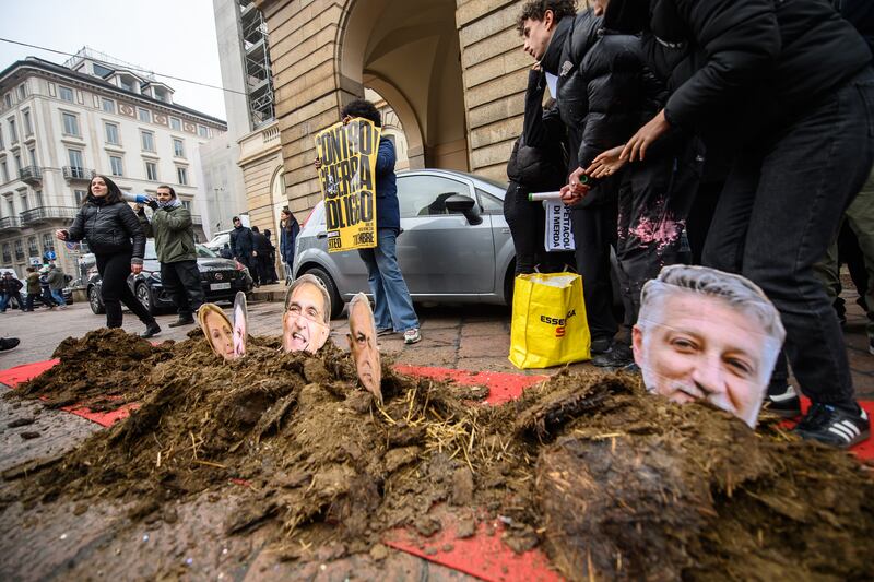 Centri sociali scaricano letame davanti alla Scala 6