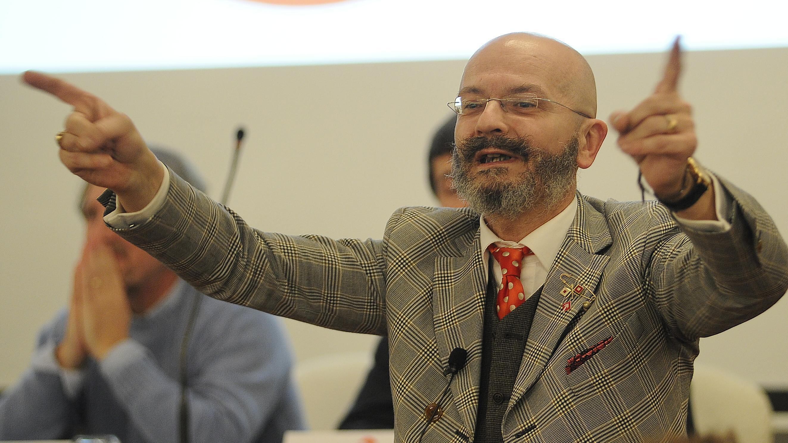 La sinistra è a caccia di voti: dopo l'aiuto dei "montiani", Giannino apre ad Ambrosoli