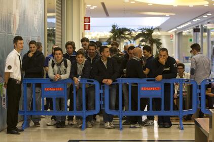 Tutti in coda agli Apple store 8