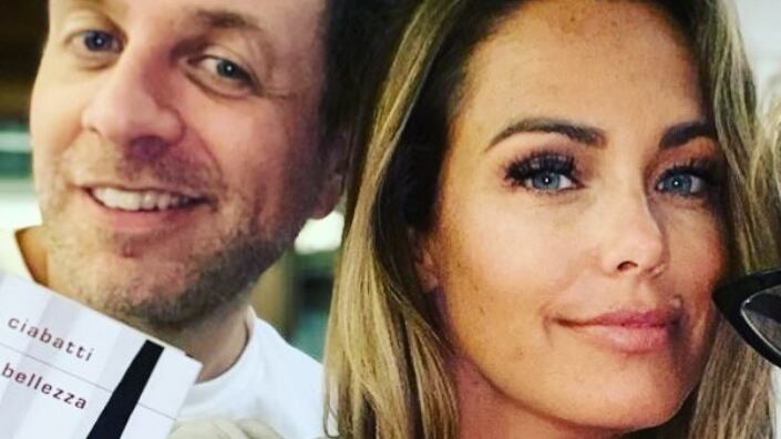 "Puoi anche mangiare, non ti chiedo soldi": la moglie di Bonolis mette in imbarazzo l'amico