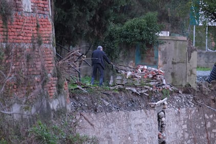 Genova, crolla un cimitero: i feretri dispersi nel fiume 7