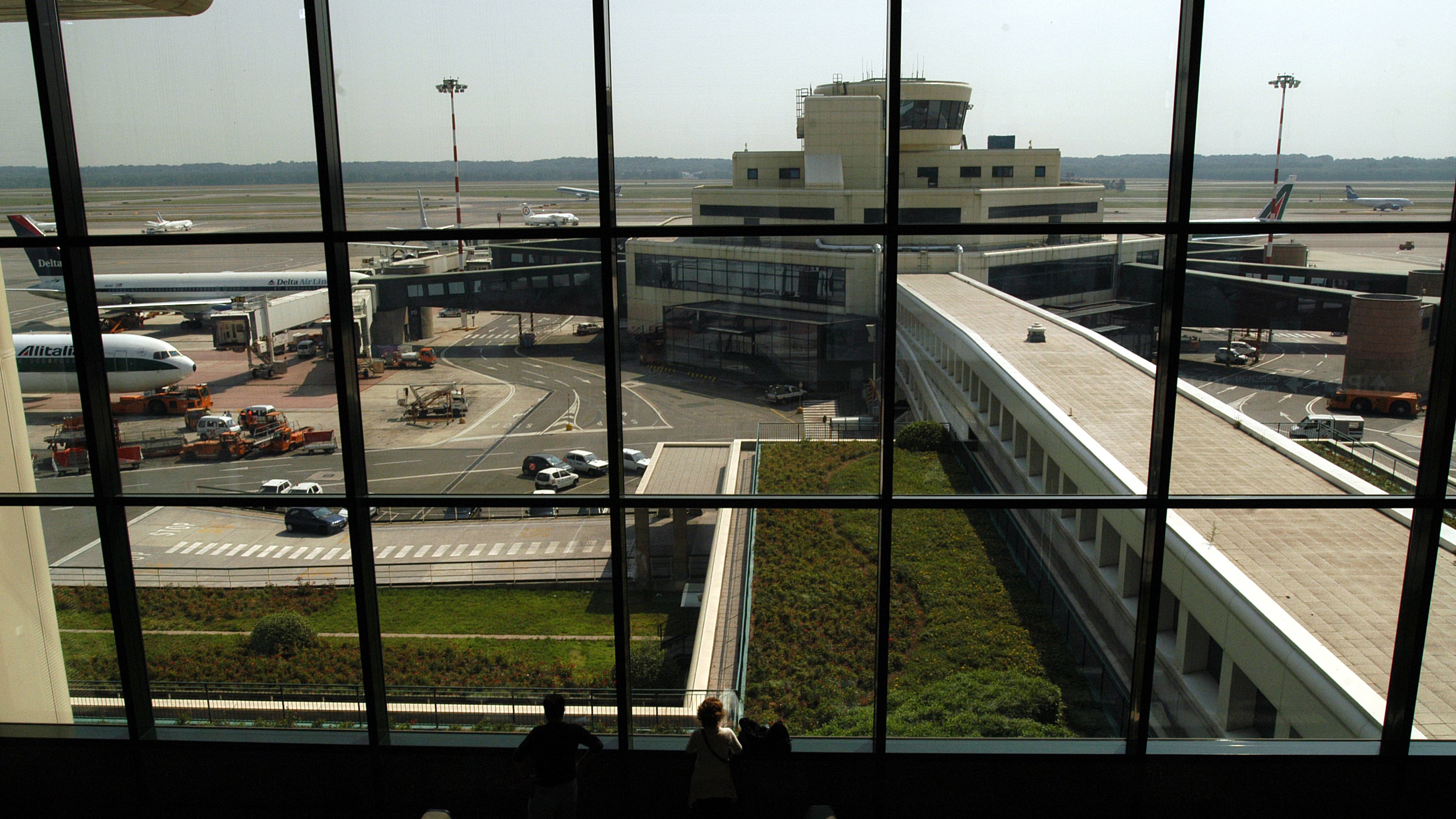 Scappa sulle piste a Malpensa: così hanno fermato il migrante