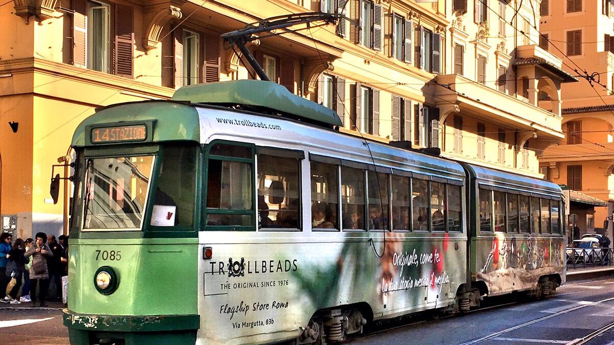 Investita dal tram: 20enne rischia l'amputazione della gamba