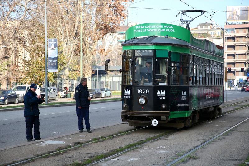 Milano donna investita dal tram 4