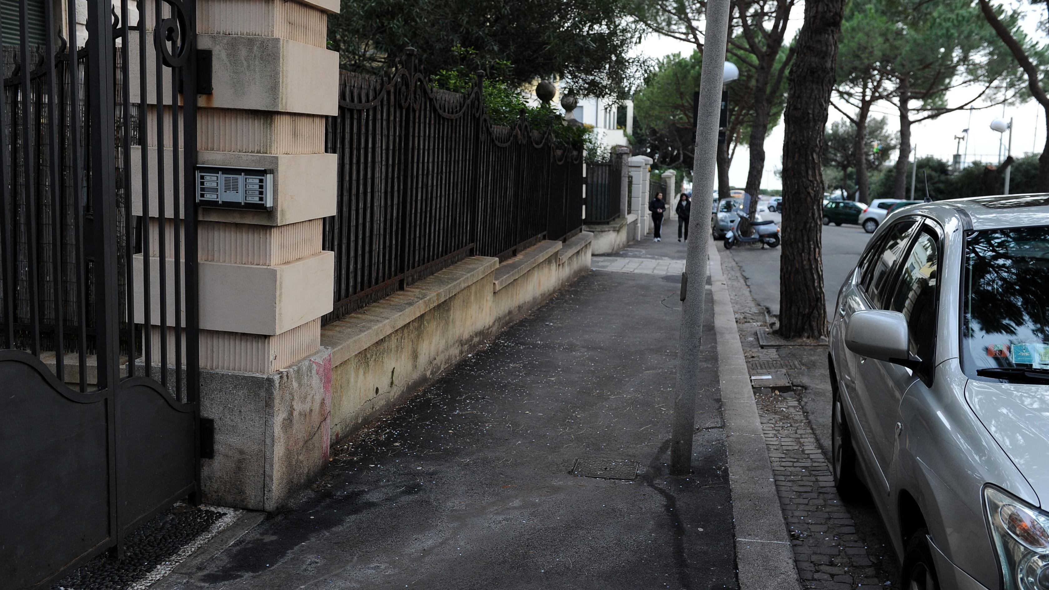 Il marciapiede diventa una trappola mortale