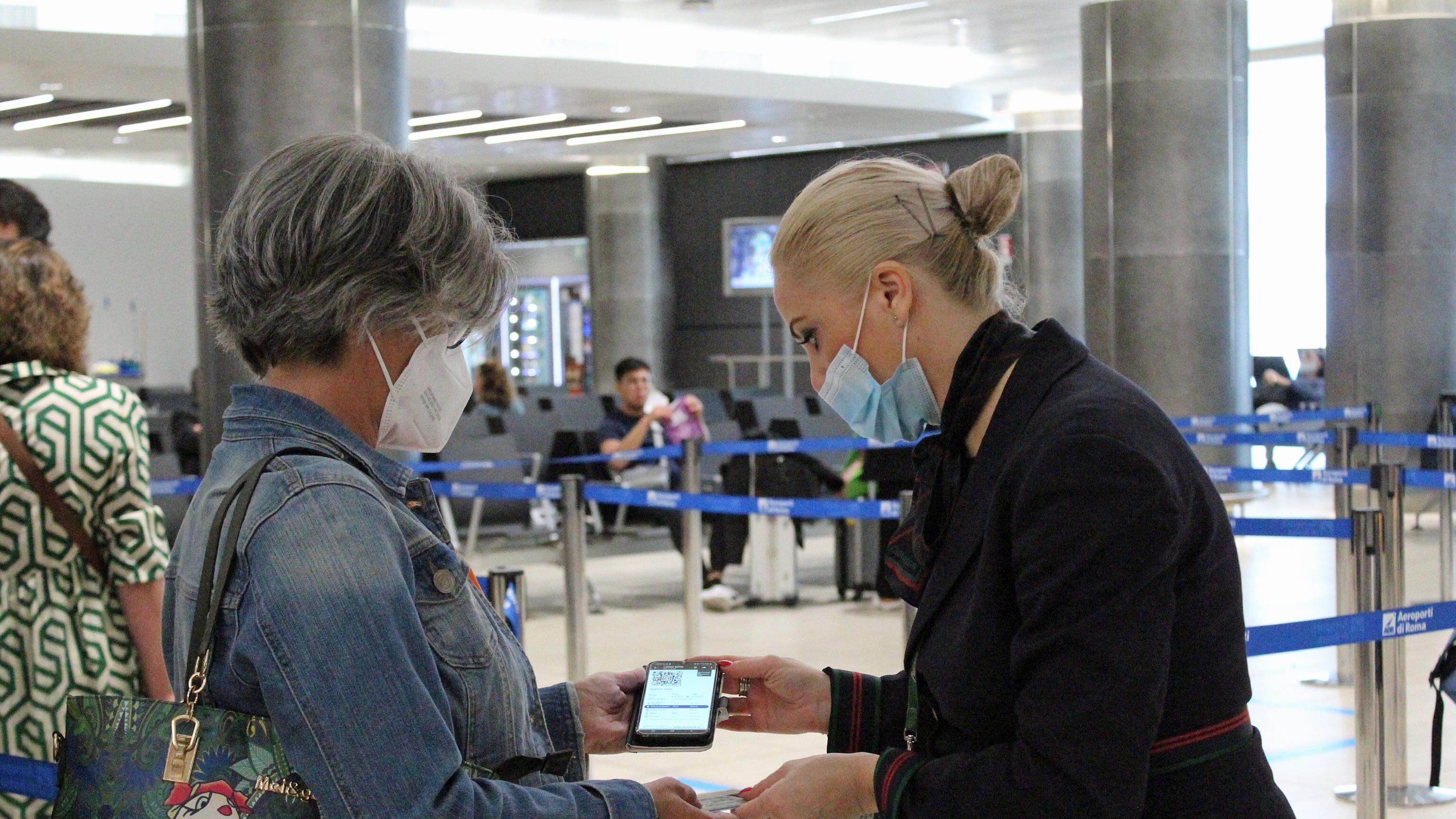 "Sei italiano? Il passaporto non basta". Ecco cosa succede a chi viaggia nel Regno Unito