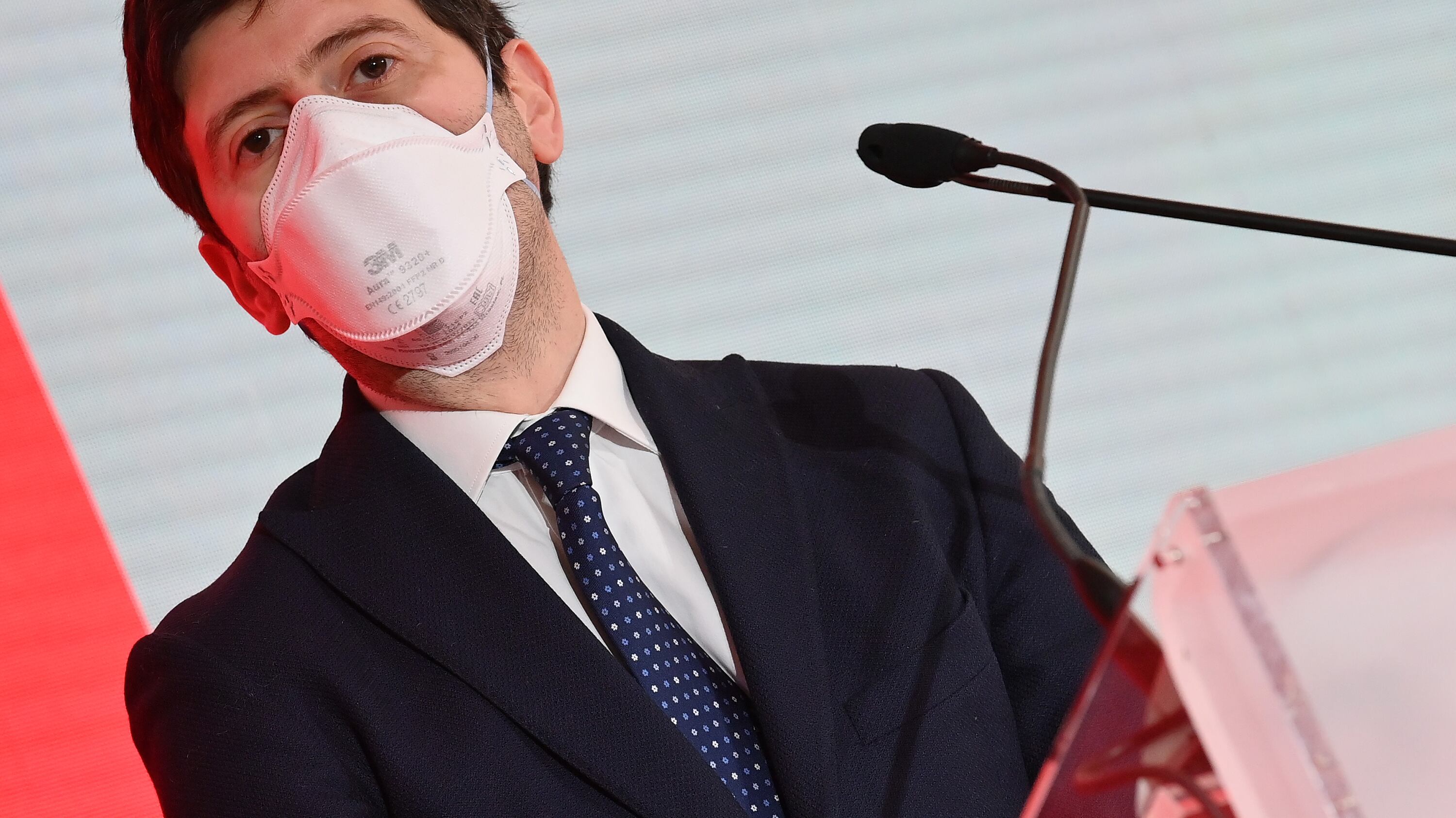 "Assolutamente no, è una battaglia politica". Speranza non molla la poltrona