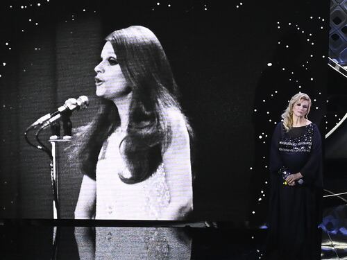 L'omaggio di Iva Zanicchi all'amica Milva fa commuovere l'Ariston