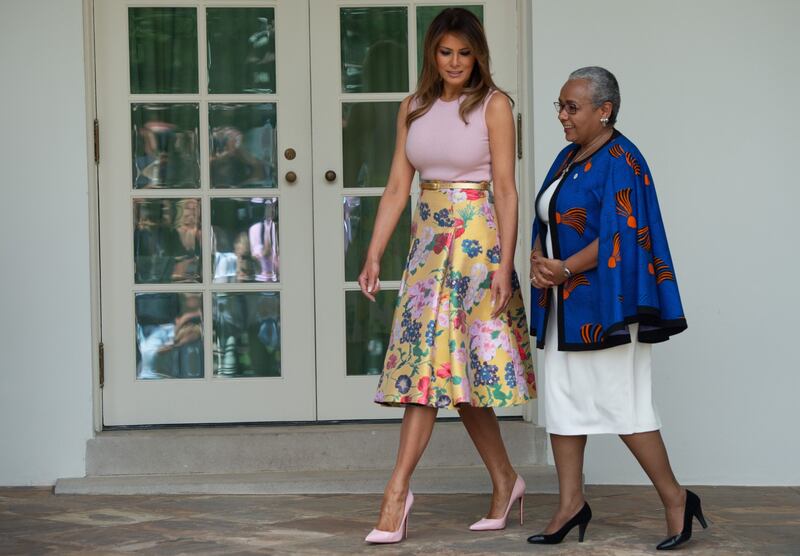 Melania Trump nell'orto con i tacchi: foto 1