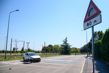 Incidente mortale in via Saponaro, Milano. Le immagini dell'auto rubata abbandonata dai pirati della strada 3