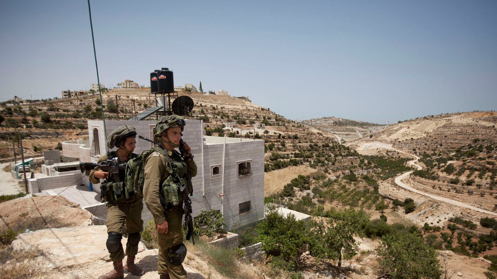 Al Jazeera: tre corpi ritrovati a Hebron, in Cisgiordania