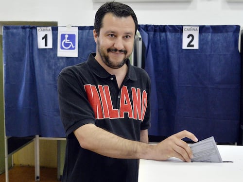 Milano, Salvini va a votare in bermuda