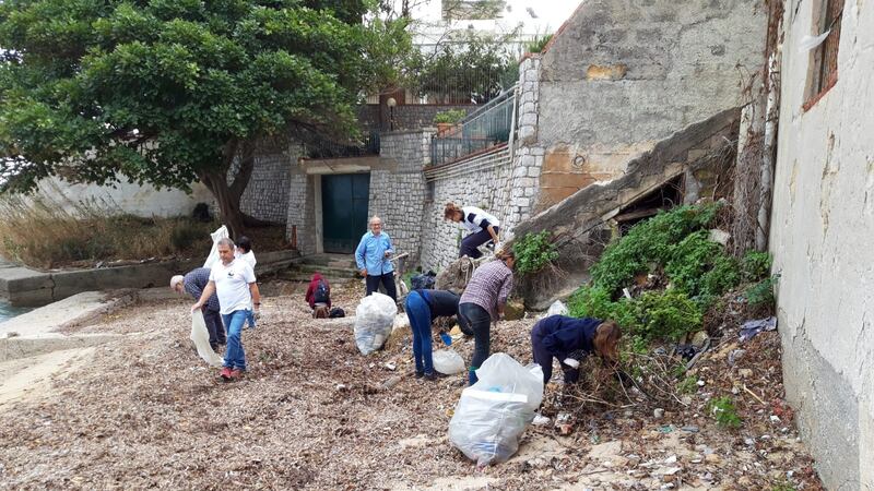 Una spiaggia piena di plastica affoga Santa Flavia 3