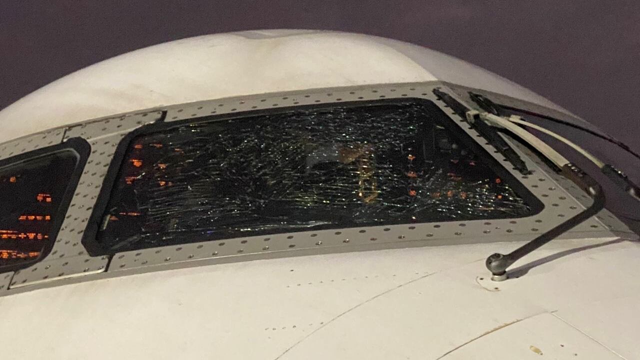 Parabrezza rotto in volo: paura per la Nazionale della Nigeria costretta all'atterraggio d'emergenza