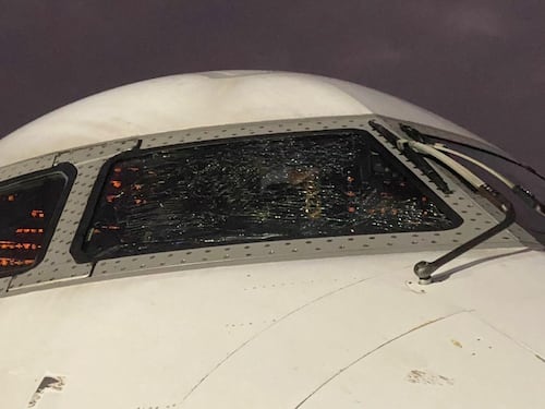 Parabrezza rotto in volo: paura per la Nazionale della Nigeria costretta all'atterraggio d'emergenza
