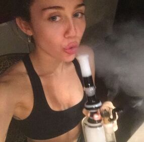 Miley Cyrus hot a Hilarity for Charity 17