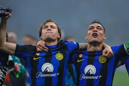 Esplode la gioia dei giocatori dell'Inter dopo la vittoria nel derby 12