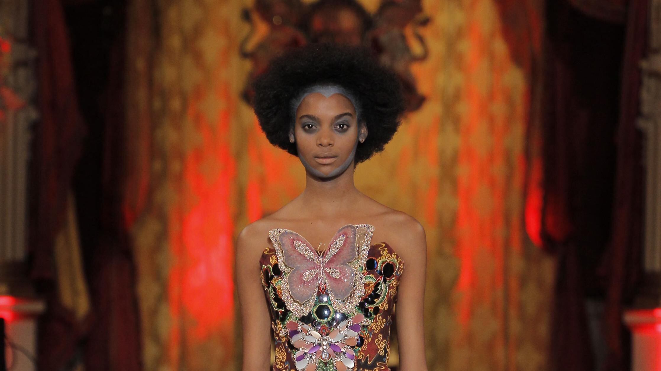 Favole e scarafaggi, è il gioco della modaLe ispirazioni di Westwood e Viktor & Rolf. Gaultier omaggia le pop star