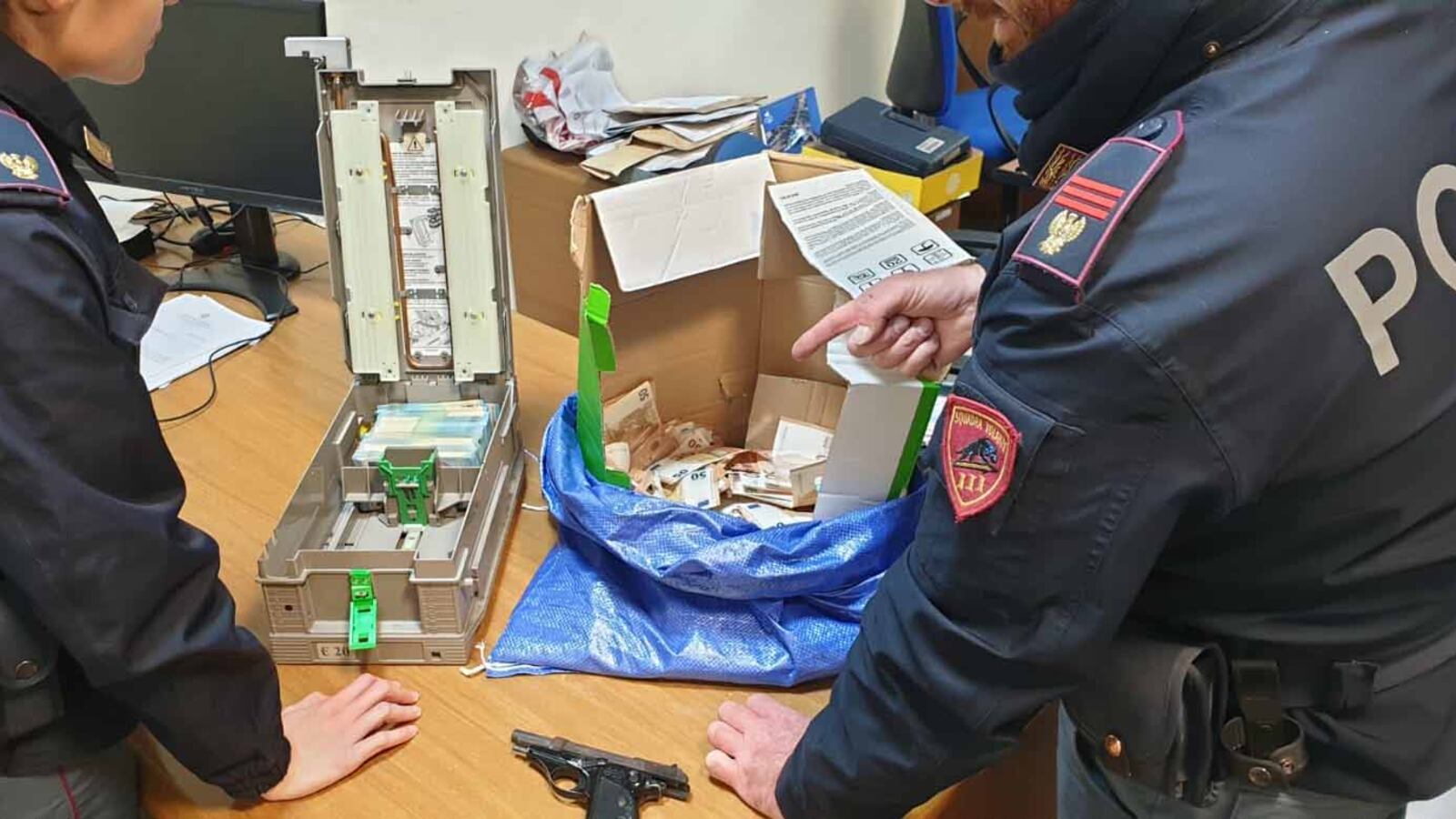 Rapinatore sequestra un dipendente postale per portare via 70mila euro