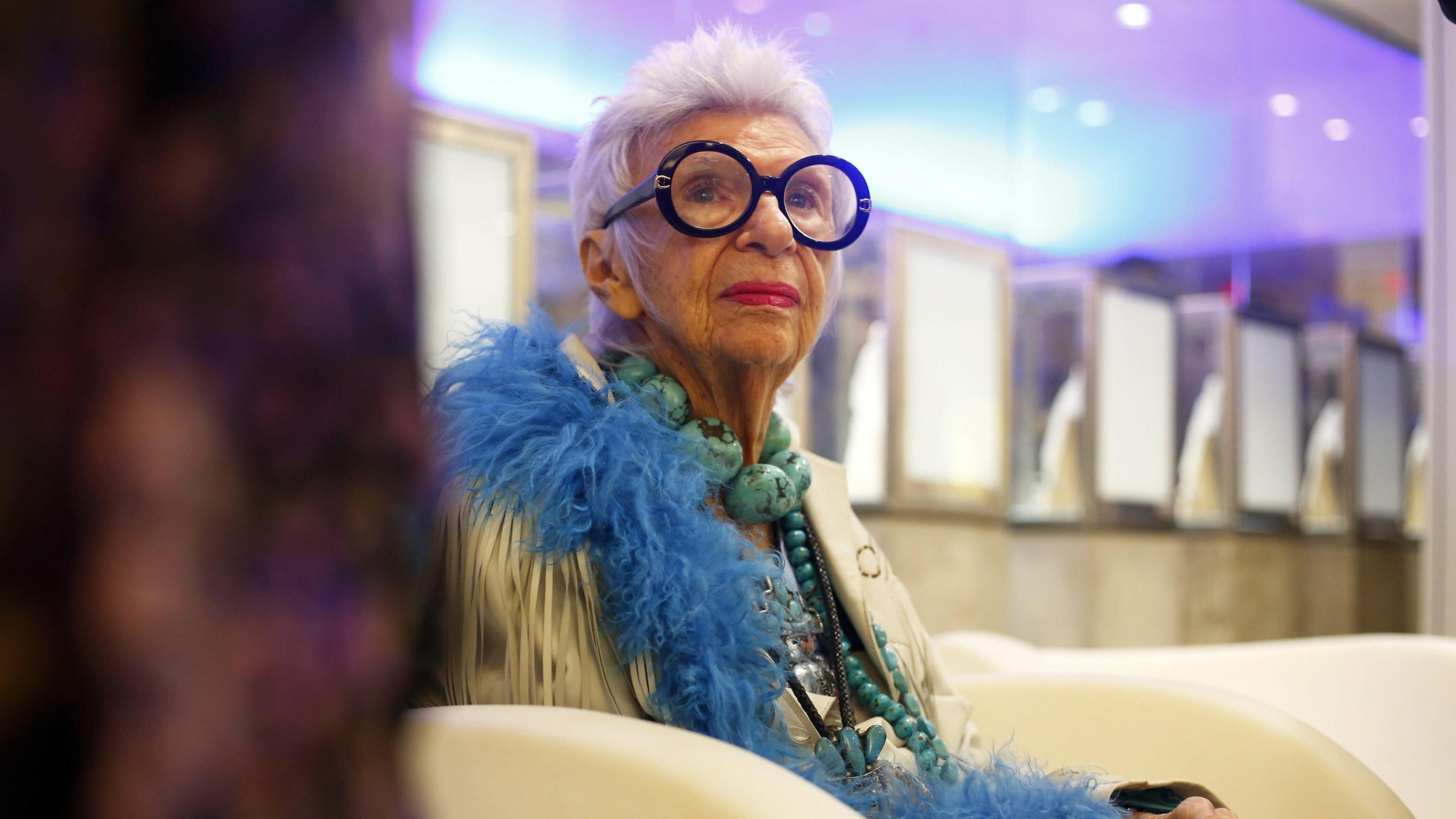 Iris Apfel compie 102 anni: 5 lezioni di stile (e di longevità)