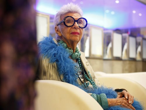 Iris Apfel compie 102 anni: 5 lezioni di stile (e di longevità)