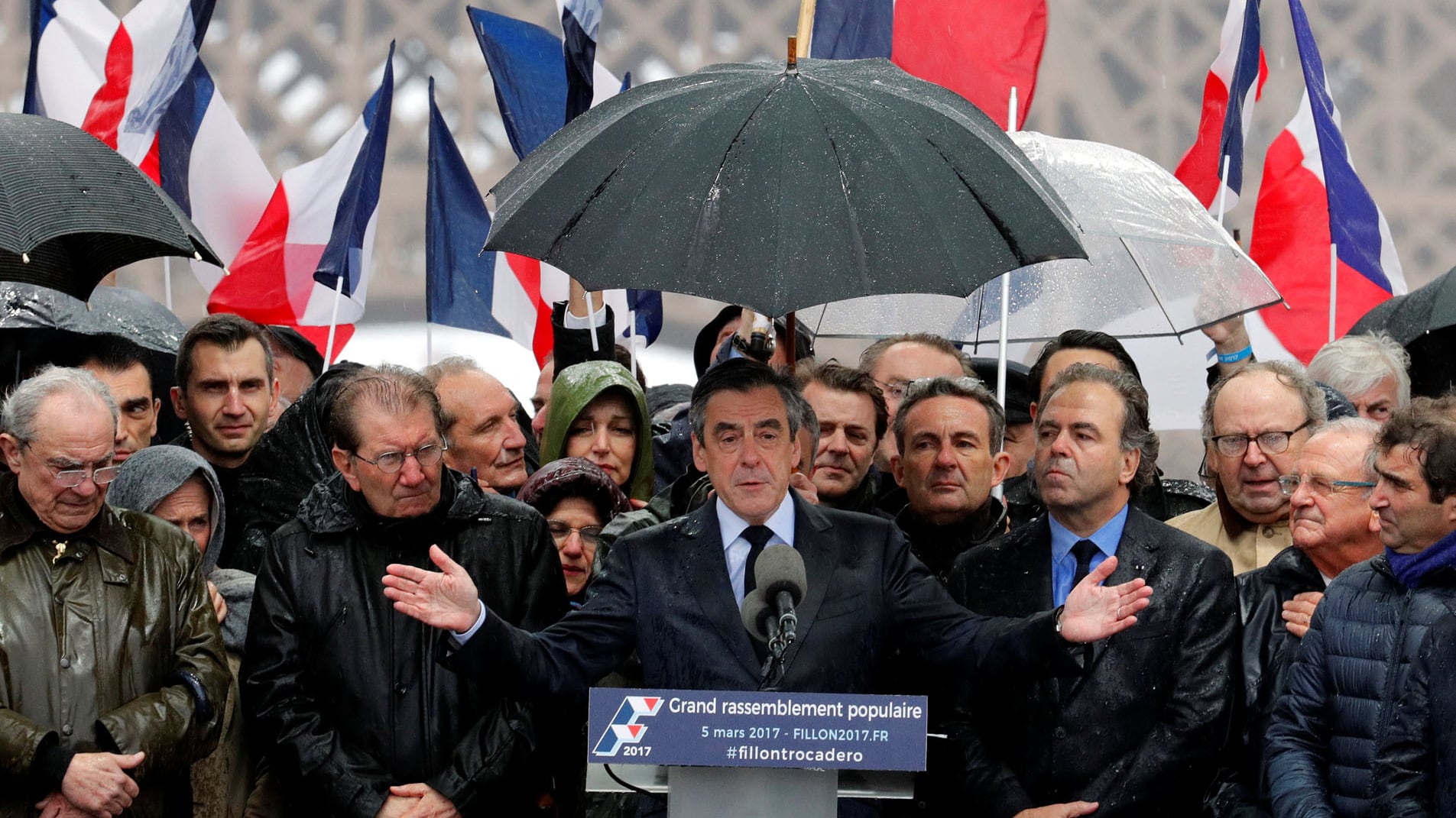 Fillon si aggrappa alla piazza. Ma oggi è il giorno del giudizio
