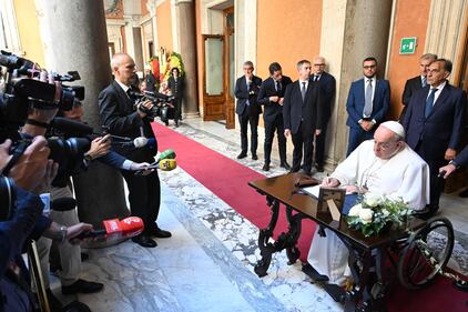 Papa Francesco a Palazzo Madama per Napolitano: l'omaggio a sorpresa del pontefice 5