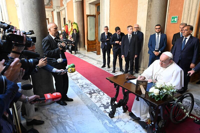 Papa Francesco a Palazzo Madama per Napolitano: l'omaggio a sorpresa del pontefice 5