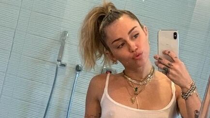 La canottiera di Miley Cyrus è trasparente e si vede tutto
