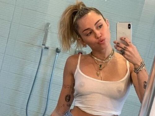 La canottiera di Miley Cyrus è trasparente e si vede tutto