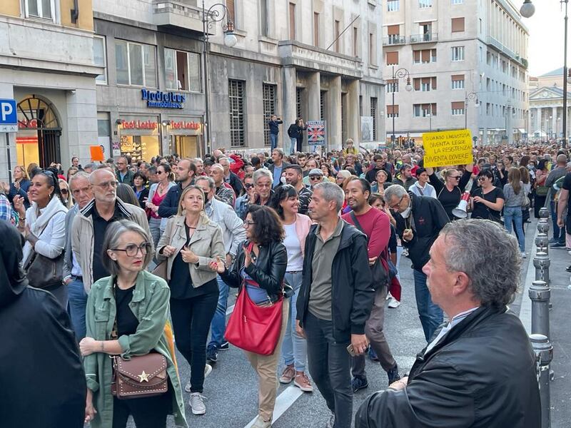 Trieste, migliaia di No pass in corteo 6