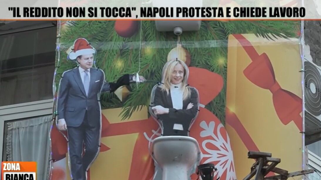 Conte babbo Natale, Meloni gettata via. L'installazione choc a Napoli